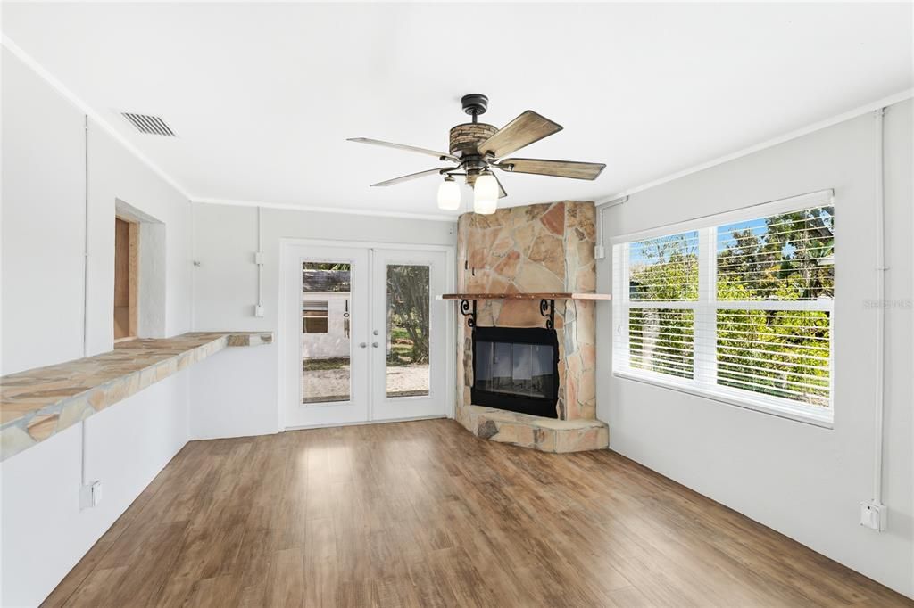 For Rent: $2,600 (3 beds, 2 baths, 1594 Square Feet)