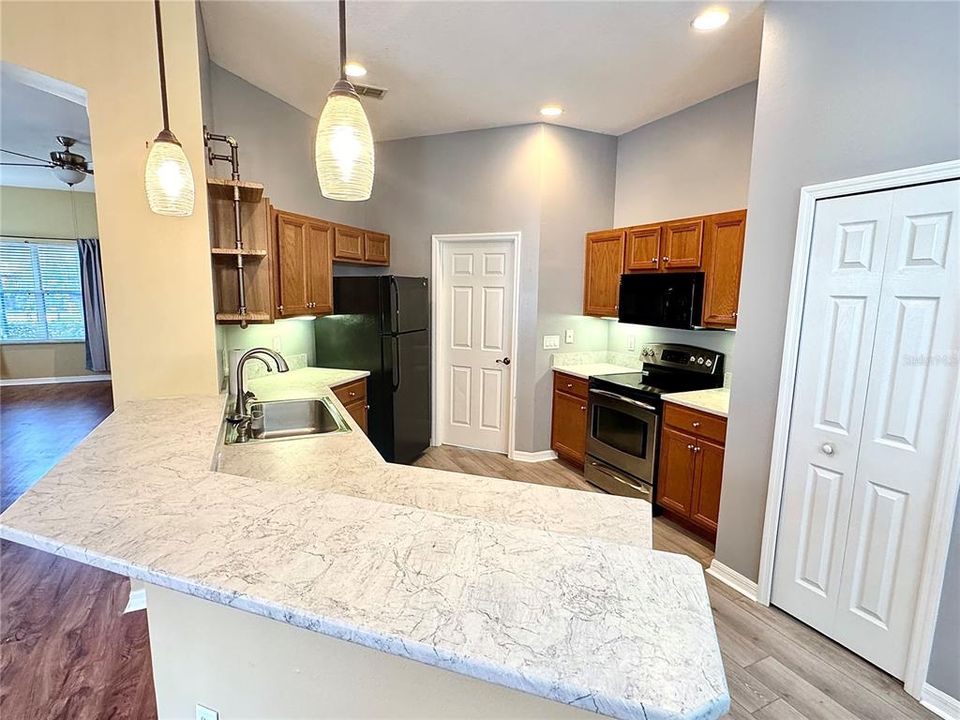 На продажу: $249,999 (3 спален, 2 ванн, 1868 Квадратных фут)