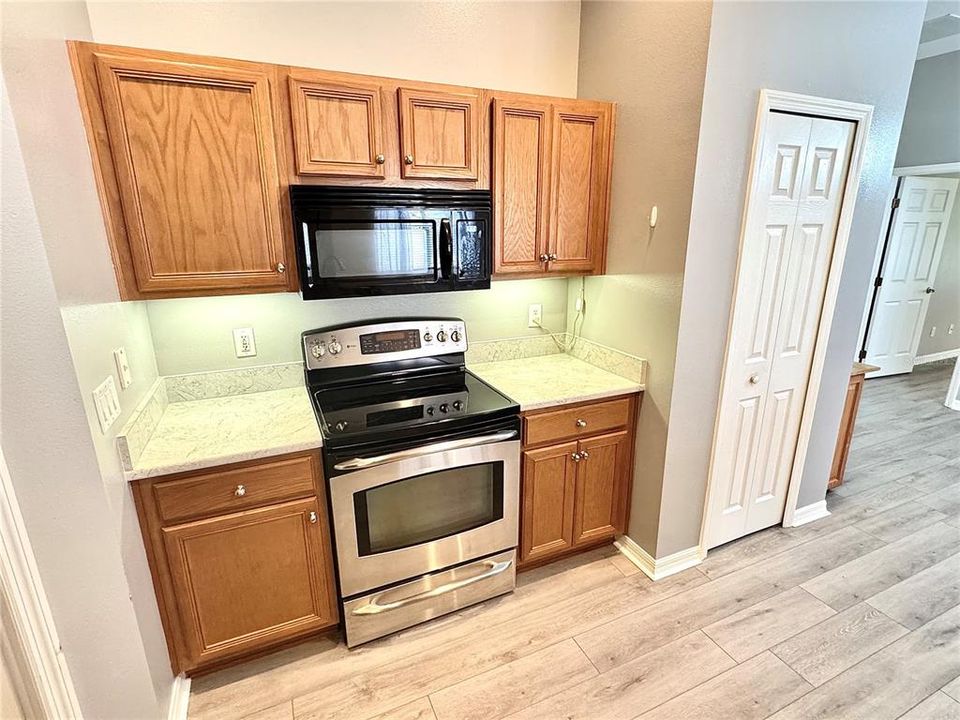 На продажу: $249,999 (3 спален, 2 ванн, 1868 Квадратных фут)