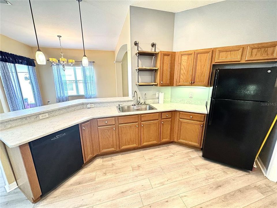 На продажу: $249,999 (3 спален, 2 ванн, 1868 Квадратных фут)