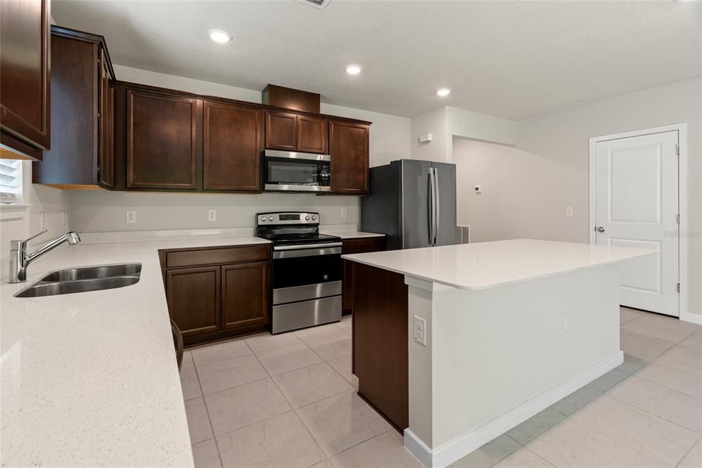 En Venta: $375,000 (4 camas, 2 baños, 1850 Pies cuadrados)