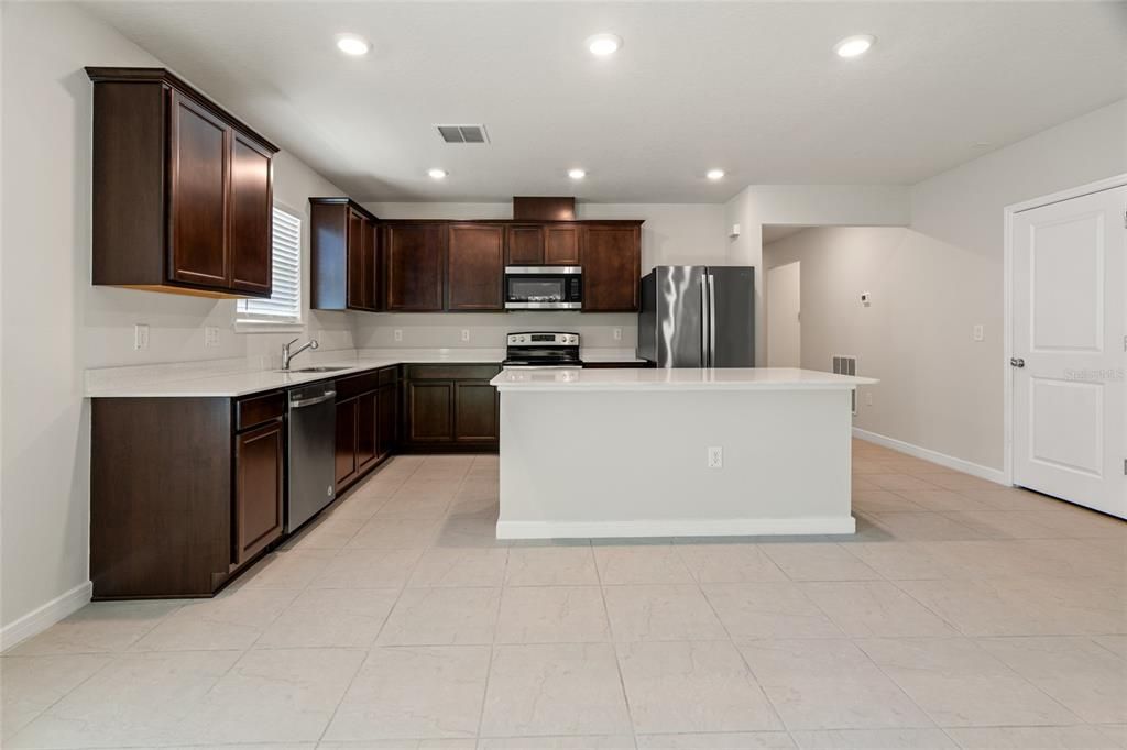 En Venta: $375,000 (4 camas, 2 baños, 1850 Pies cuadrados)