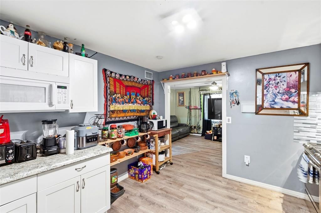 For Sale: $250,000 (2 beds, 1 baths, 884 Square Feet)