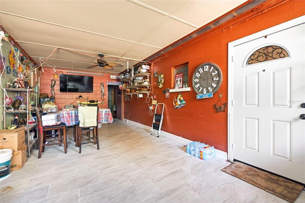 For Sale: $250,000 (2 beds, 1 baths, 884 Square Feet)
