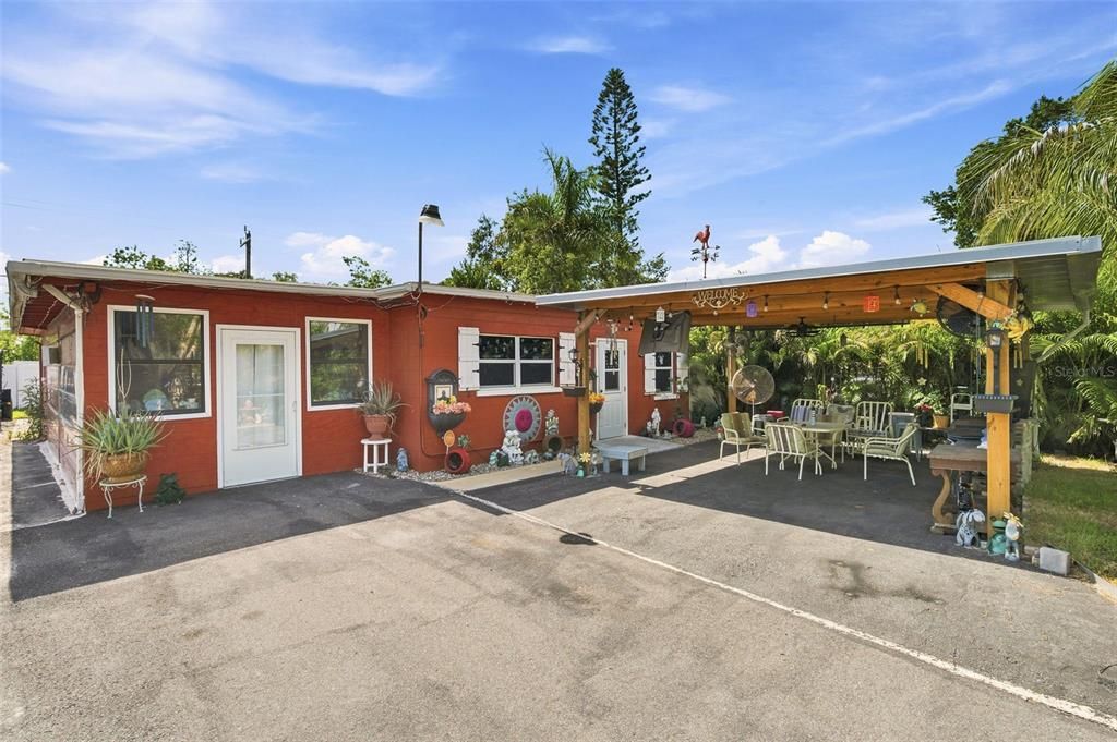 For Sale: $250,000 (2 beds, 1 baths, 884 Square Feet)