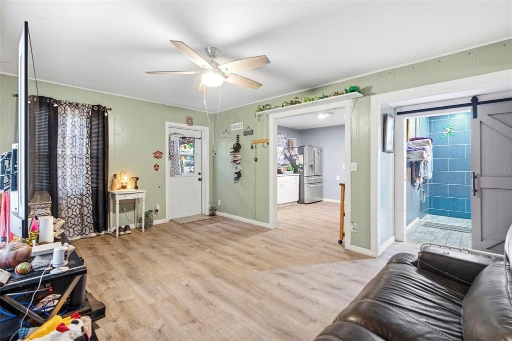 For Sale: $250,000 (2 beds, 1 baths, 884 Square Feet)