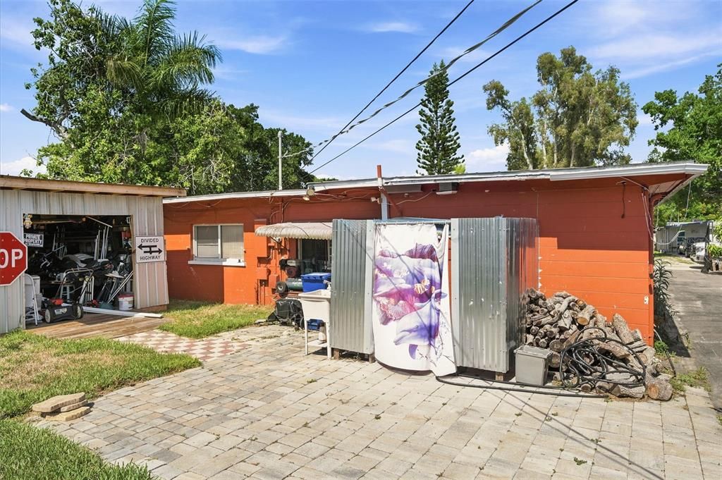 For Sale: $250,000 (2 beds, 1 baths, 884 Square Feet)