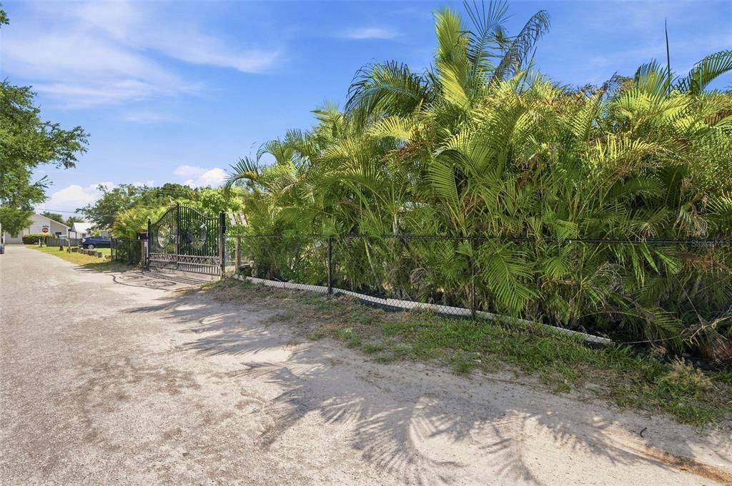 For Sale: $250,000 (2 beds, 1 baths, 884 Square Feet)