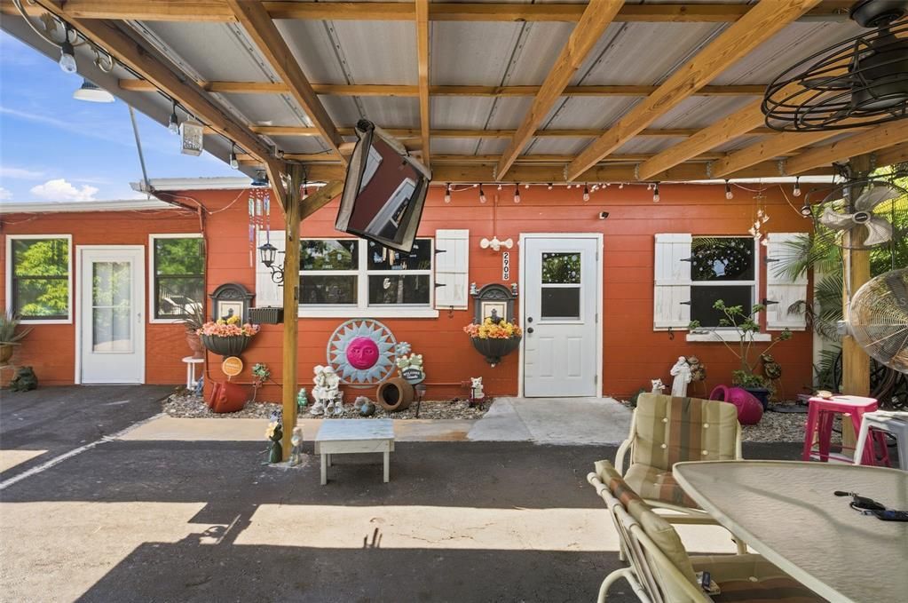 For Sale: $250,000 (2 beds, 1 baths, 884 Square Feet)