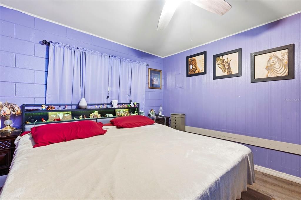 For Sale: $250,000 (2 beds, 1 baths, 884 Square Feet)