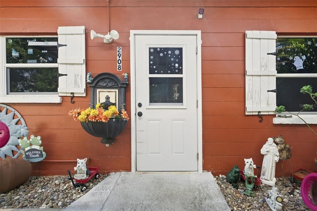 For Sale: $250,000 (2 beds, 1 baths, 884 Square Feet)