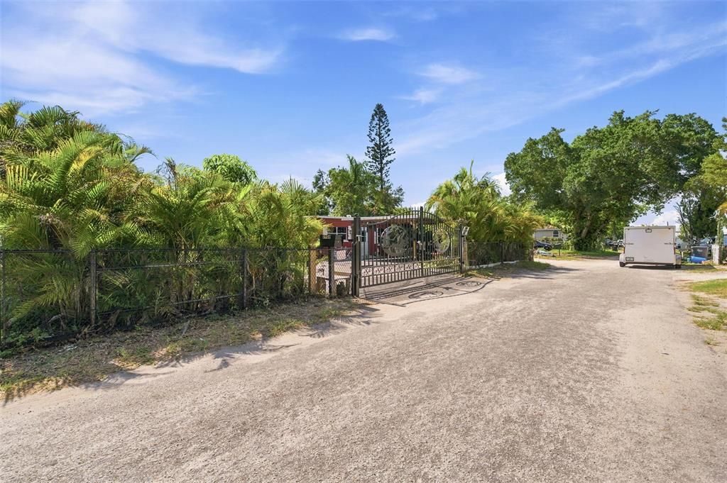 For Sale: $250,000 (2 beds, 1 baths, 884 Square Feet)