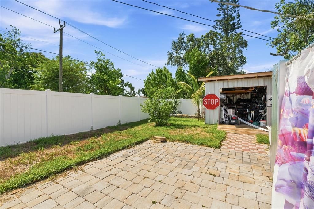 For Sale: $250,000 (2 beds, 1 baths, 884 Square Feet)