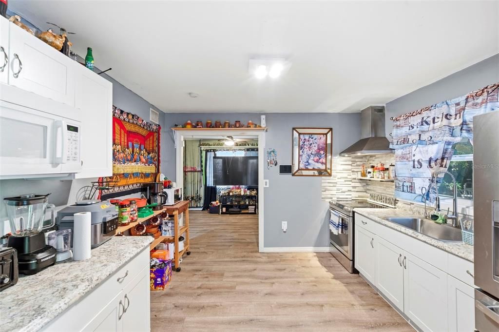 For Sale: $250,000 (2 beds, 1 baths, 884 Square Feet)