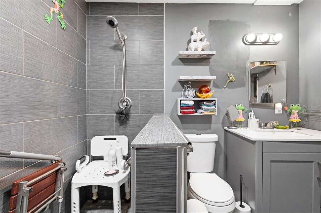For Sale: $250,000 (2 beds, 1 baths, 884 Square Feet)