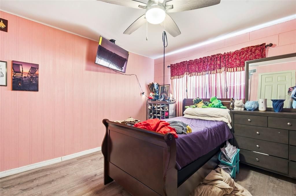 For Sale: $250,000 (2 beds, 1 baths, 884 Square Feet)