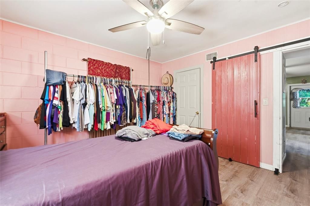 For Sale: $250,000 (2 beds, 1 baths, 884 Square Feet)