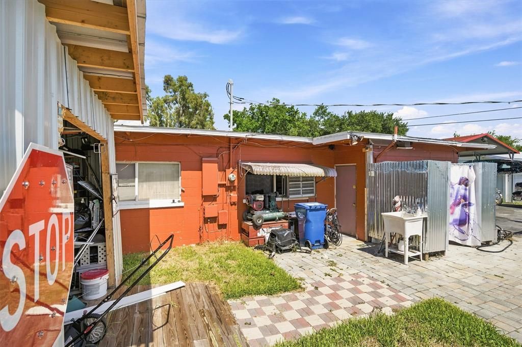 For Sale: $250,000 (2 beds, 1 baths, 884 Square Feet)