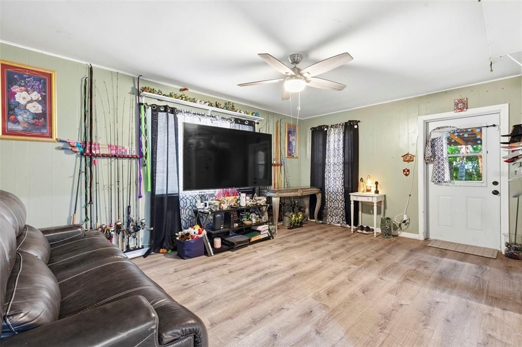 For Sale: $250,000 (2 beds, 1 baths, 884 Square Feet)