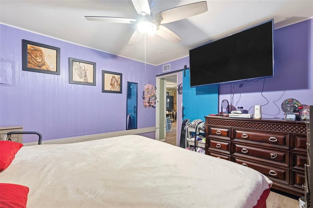 For Sale: $250,000 (2 beds, 1 baths, 884 Square Feet)