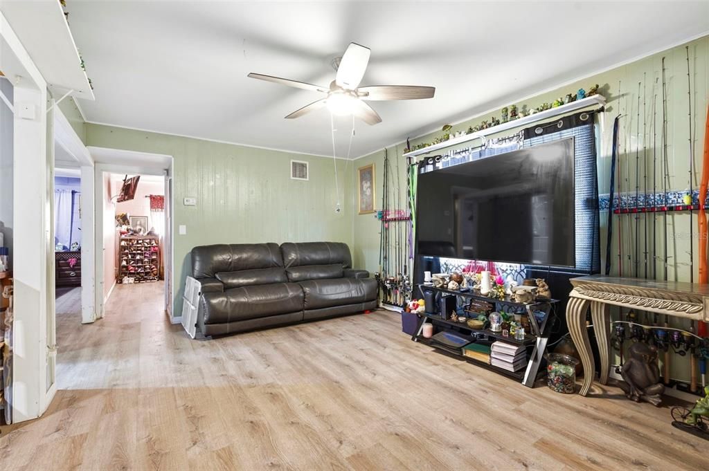 For Sale: $250,000 (2 beds, 1 baths, 884 Square Feet)