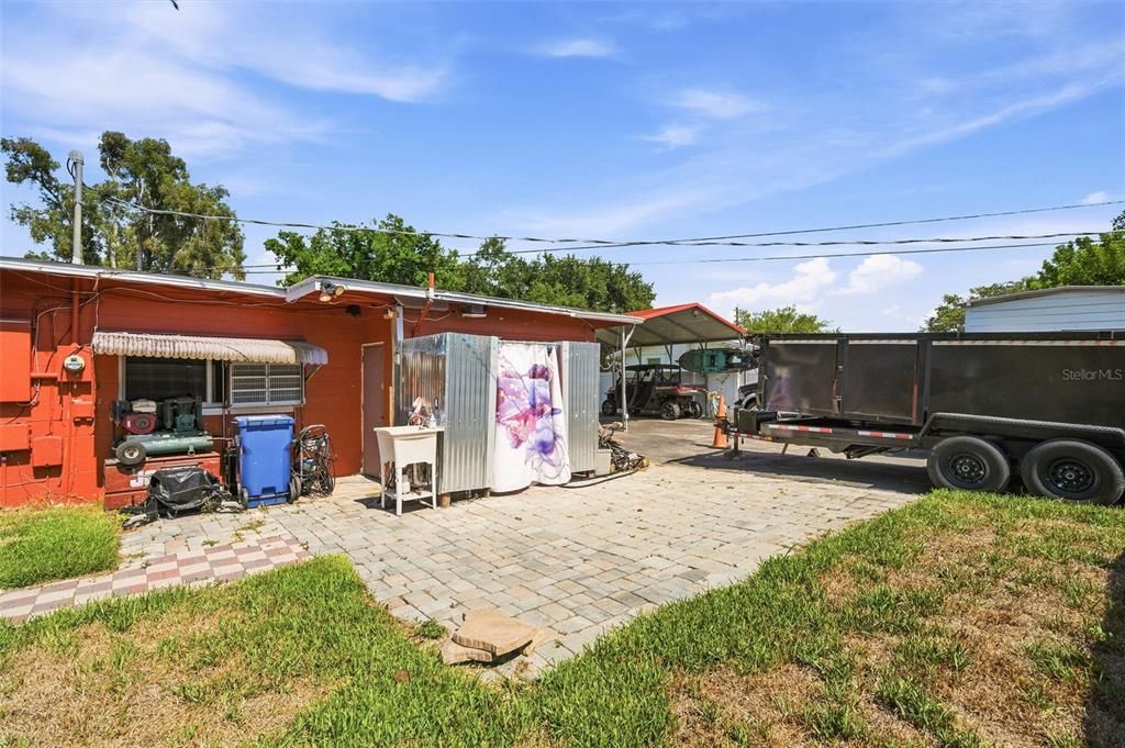 For Sale: $250,000 (2 beds, 1 baths, 884 Square Feet)