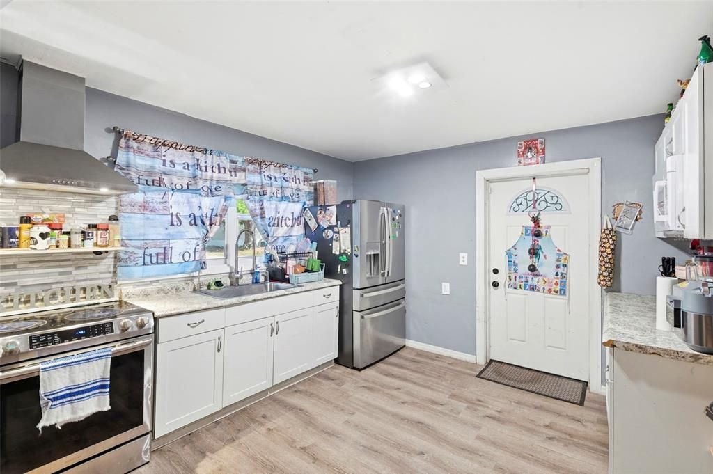 For Sale: $250,000 (2 beds, 1 baths, 884 Square Feet)