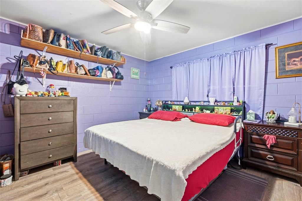 For Sale: $250,000 (2 beds, 1 baths, 884 Square Feet)