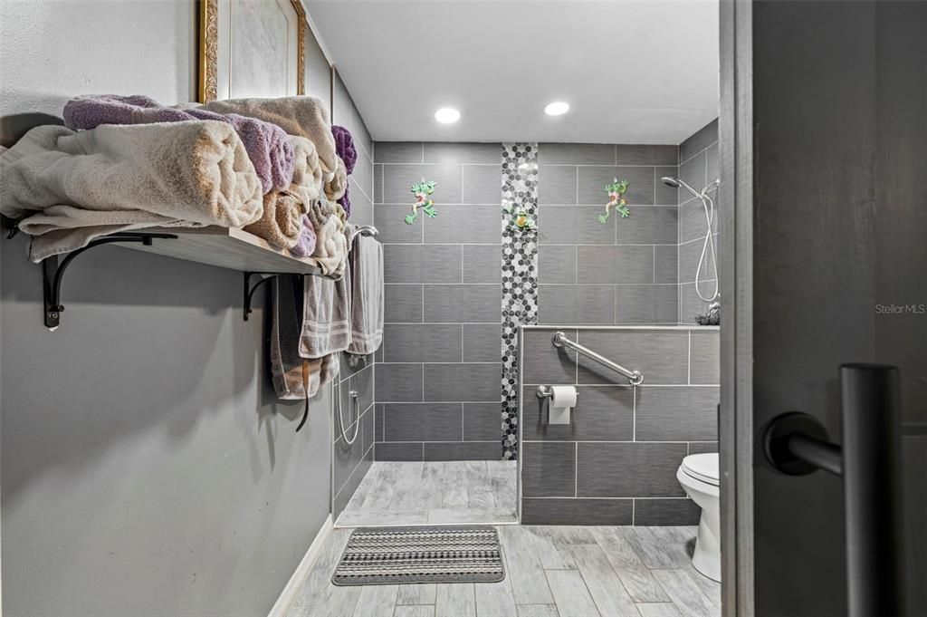 For Sale: $250,000 (2 beds, 1 baths, 884 Square Feet)