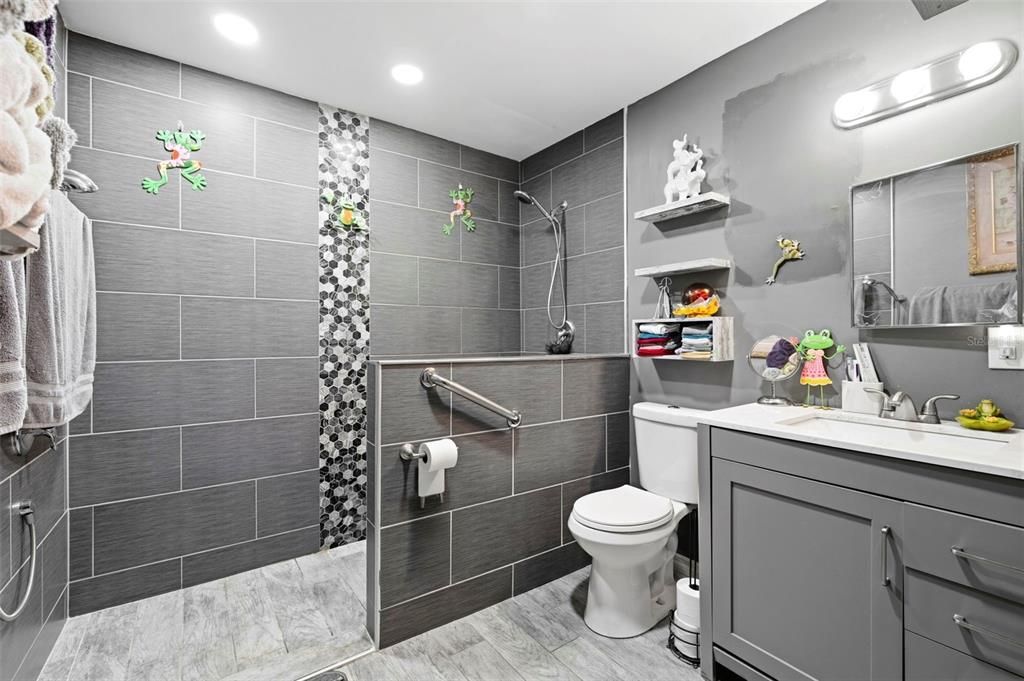 For Sale: $250,000 (2 beds, 1 baths, 884 Square Feet)