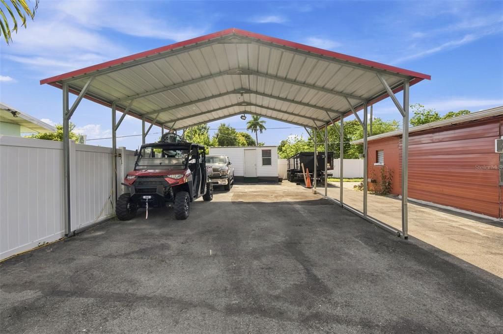 For Sale: $250,000 (2 beds, 1 baths, 884 Square Feet)