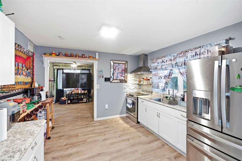 For Sale: $250,000 (2 beds, 1 baths, 884 Square Feet)