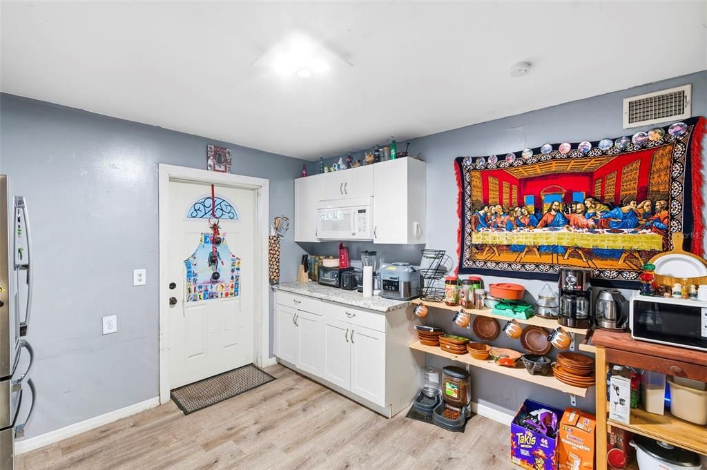 For Sale: $250,000 (2 beds, 1 baths, 884 Square Feet)