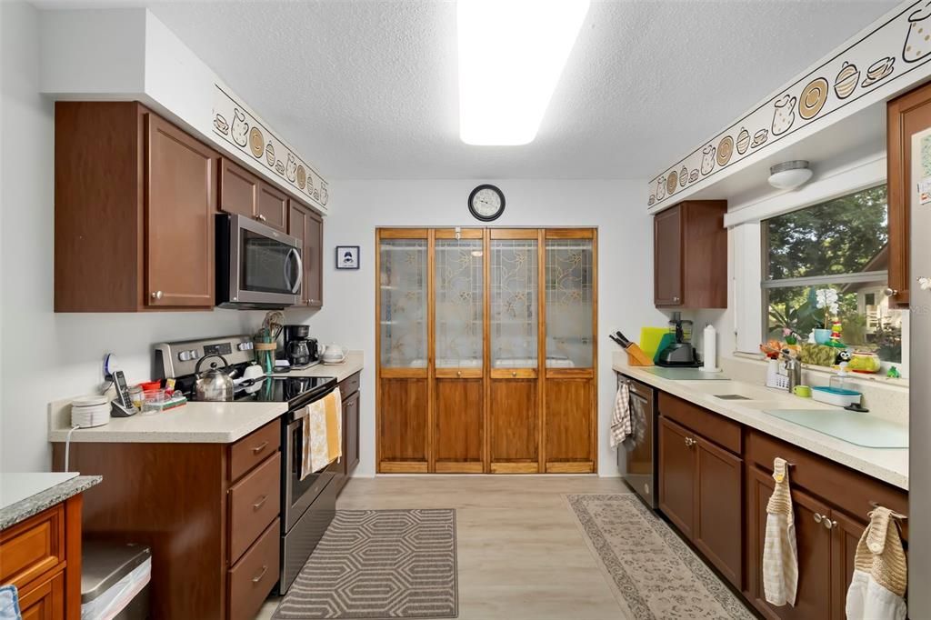 For Sale: $200,000 (2 beds, 2 baths, 1258 Square Feet)