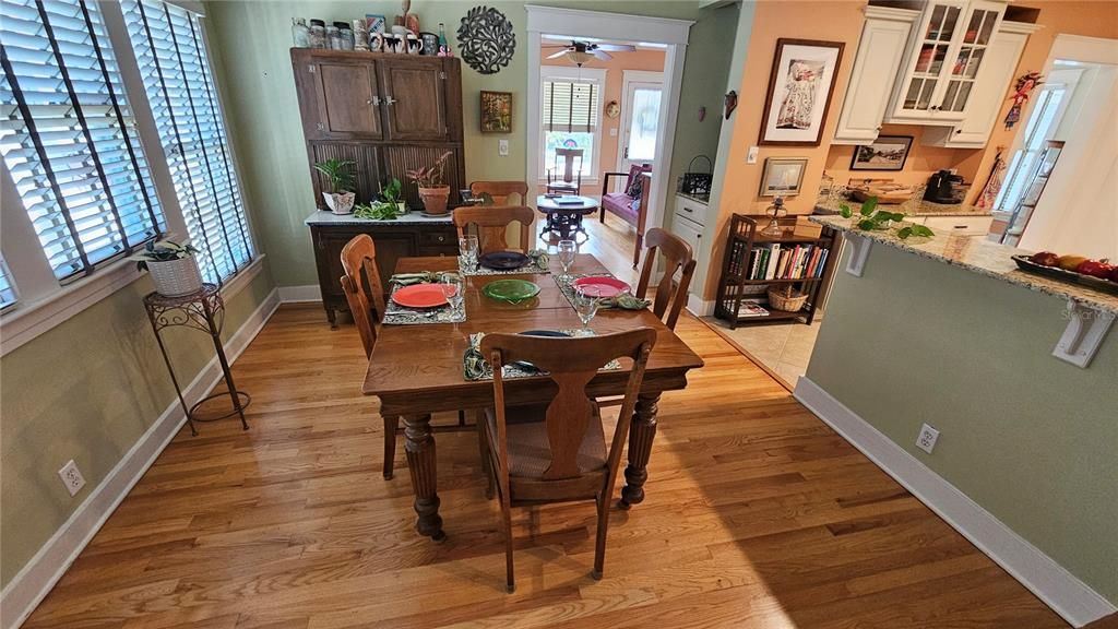 En Venta: $997,000 (4 camas, 2 baños, 2249 Pies cuadrados)