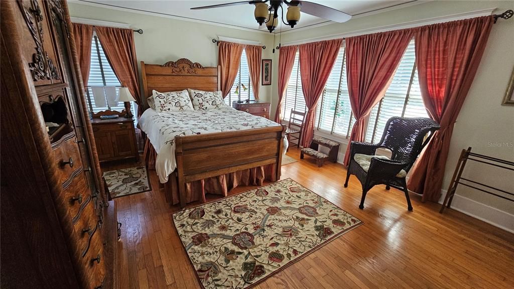 En Venta: $997,000 (4 camas, 2 baños, 2249 Pies cuadrados)
