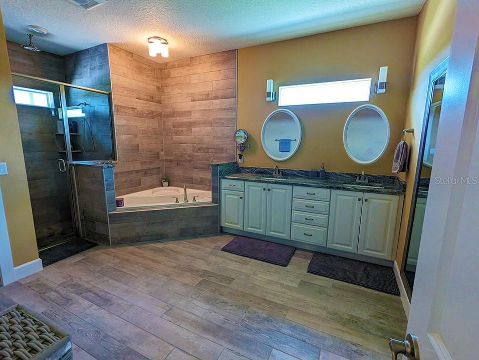 For Sale: $1,300,000 (4 beds, 2 baths, 2924 Square Feet)