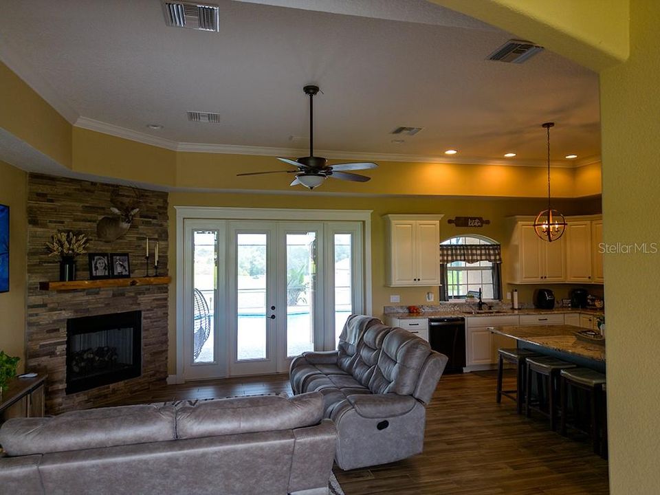 For Sale: $1,300,000 (4 beds, 2 baths, 2924 Square Feet)