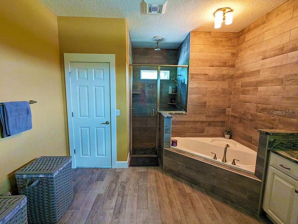 For Sale: $1,300,000 (4 beds, 2 baths, 2924 Square Feet)