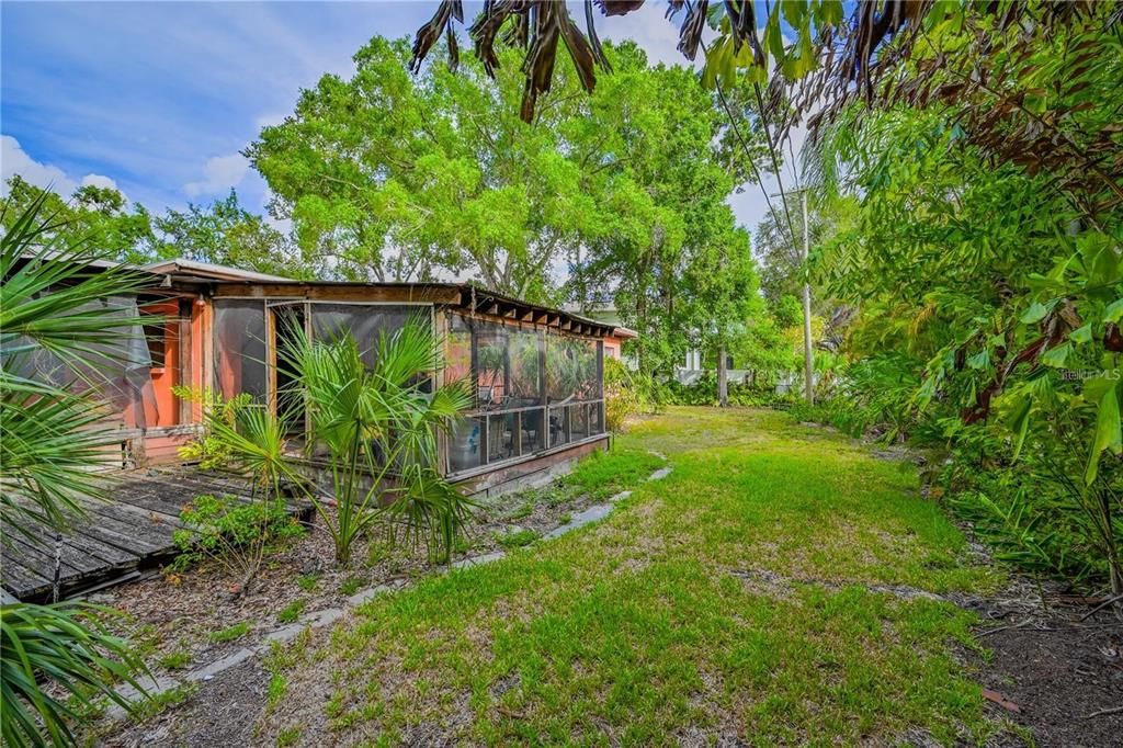 На продажу: $1,295,000 (0.27 acres)