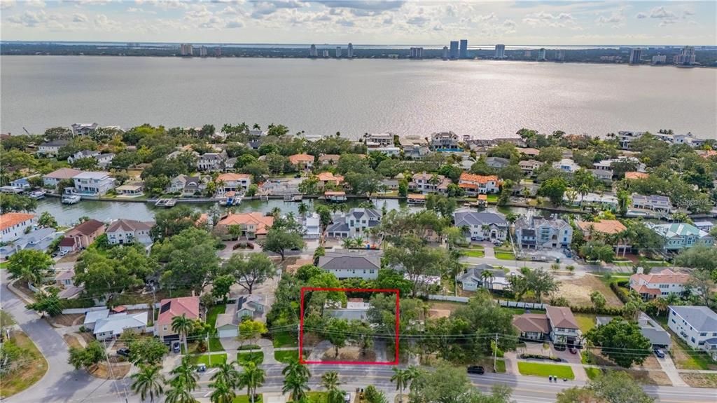 На продажу: $1,295,000 (0.27 acres)