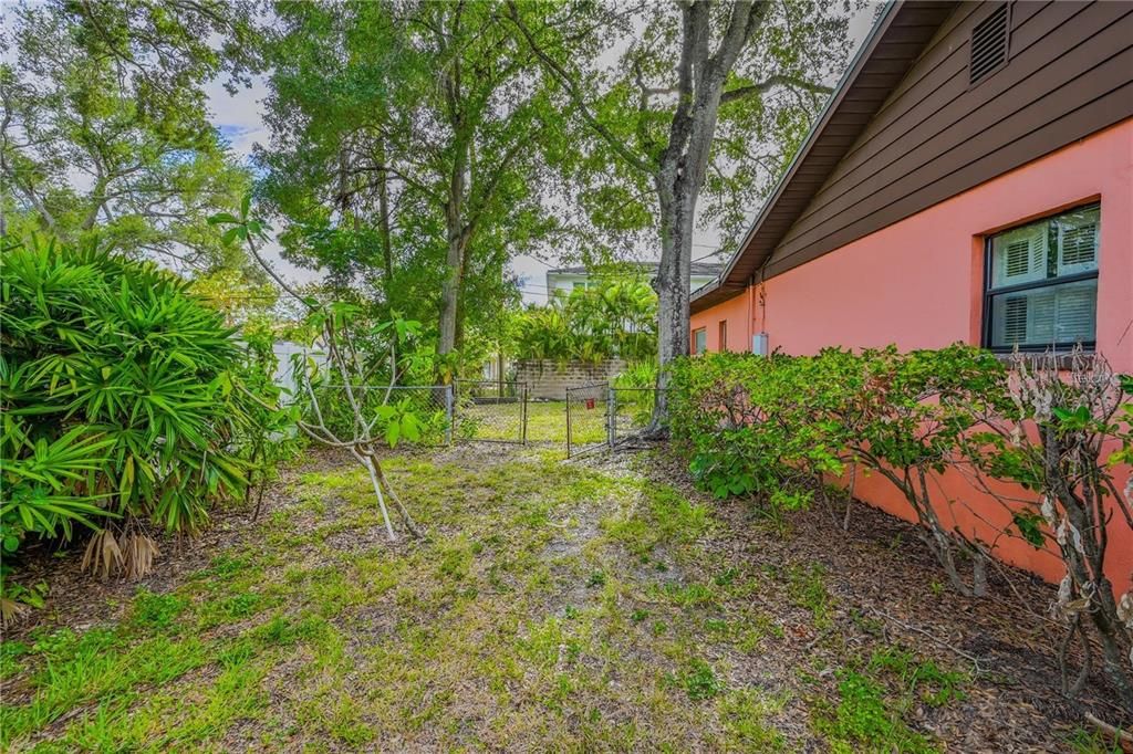 На продажу: $1,295,000 (0.27 acres)