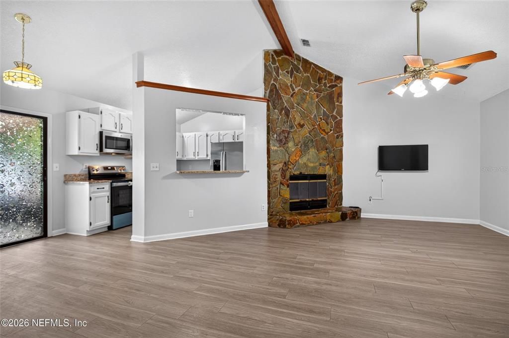 For Sale: $309,000 (3 beds, 2 baths, 1599 Square Feet)