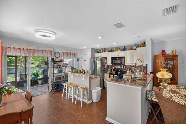 For Sale: $309,000 (3 beds, 2 baths, 1599 Square Feet)