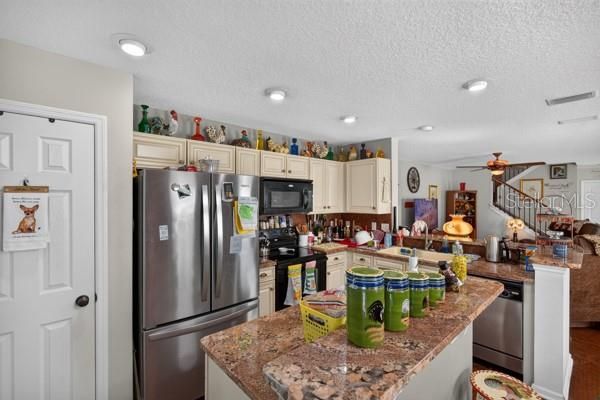 For Sale: $309,000 (3 beds, 2 baths, 1599 Square Feet)