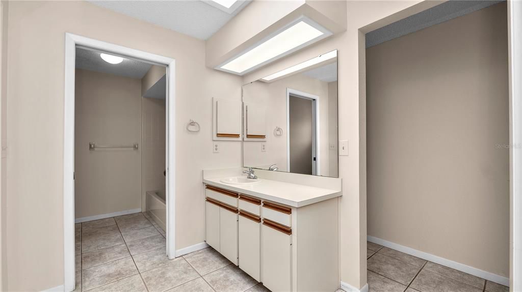 На продажу: $329,900 (2 спален, 2 ванн, 1592 Квадратных фут)