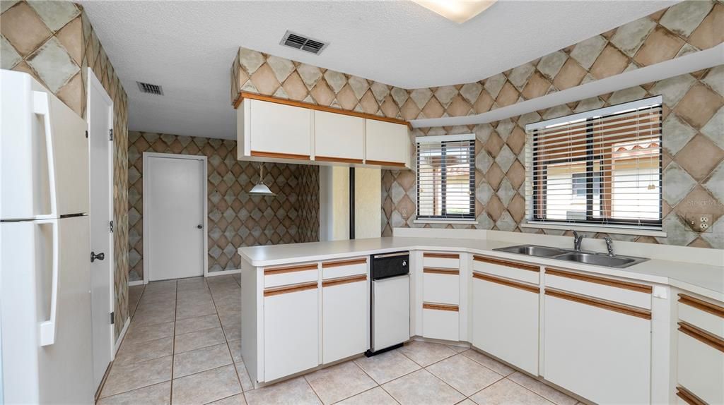 На продажу: $329,900 (2 спален, 2 ванн, 1592 Квадратных фут)