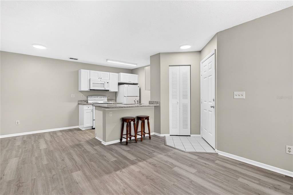 Active With Contract: $125,000 (1 beds, 1 baths, 648 Square Feet)