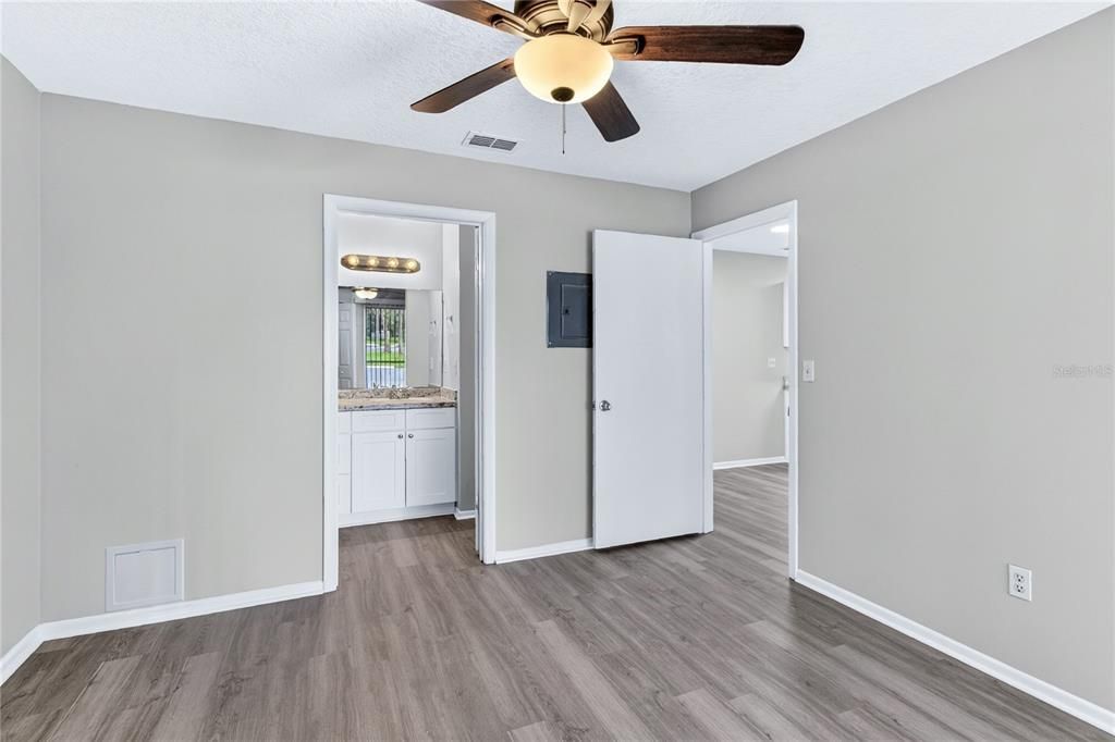Active With Contract: $125,000 (1 beds, 1 baths, 648 Square Feet)
