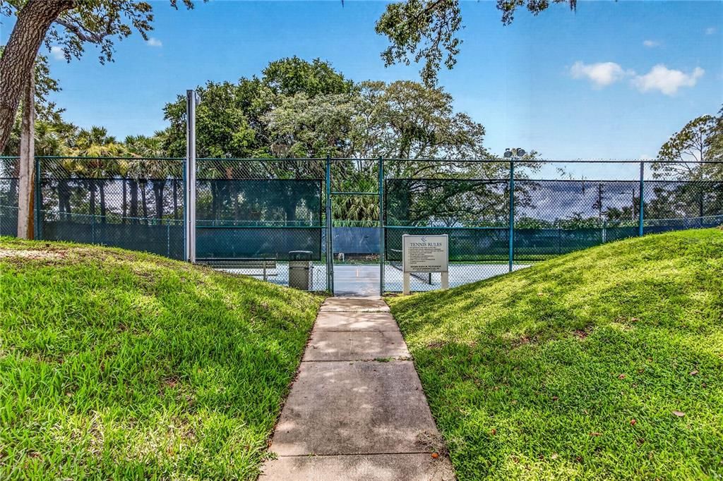 Active With Contract: $125,000 (1 beds, 1 baths, 648 Square Feet)